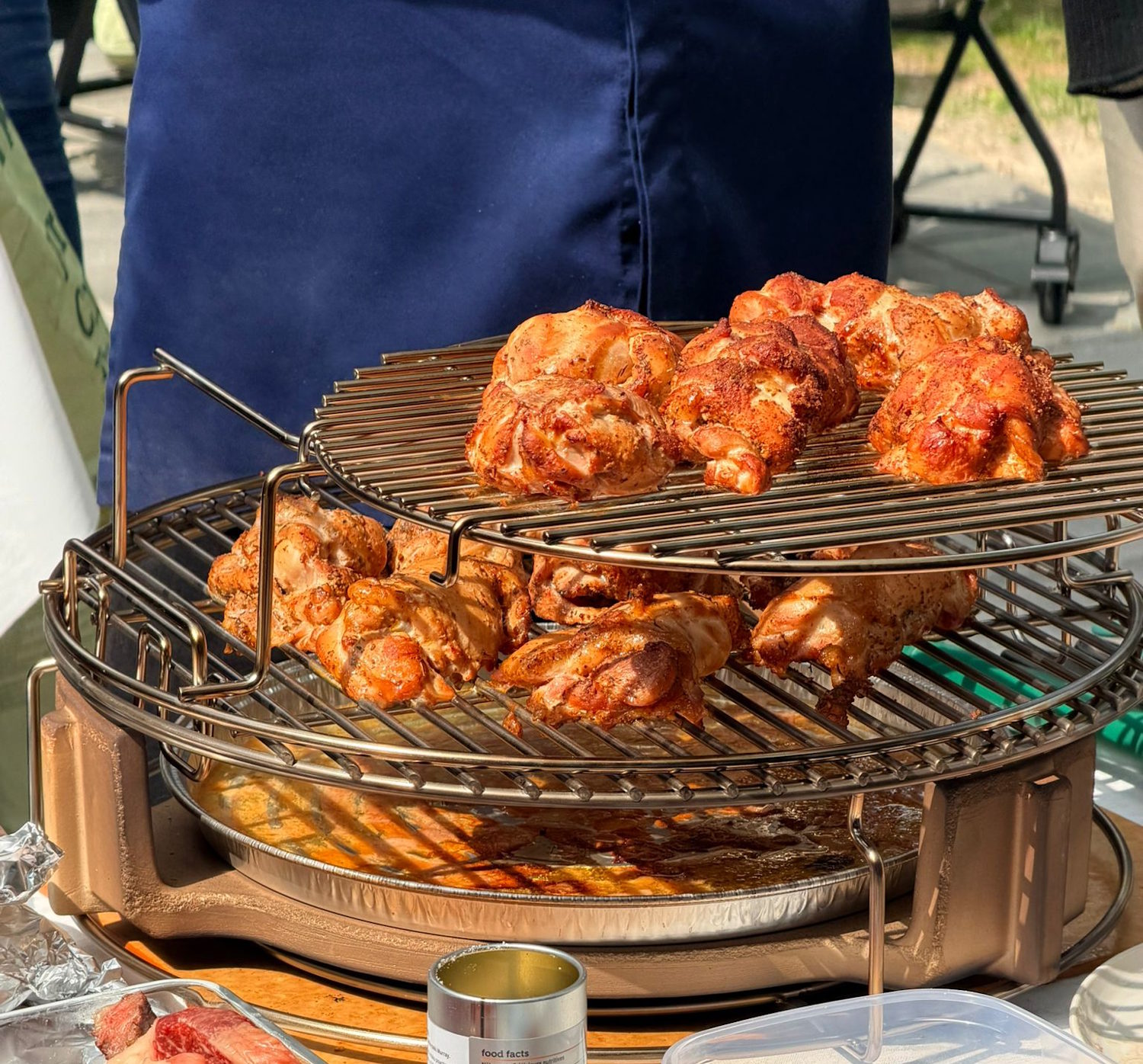Pieczenie kurczaka na rusztach stalowych Big Green Egg
