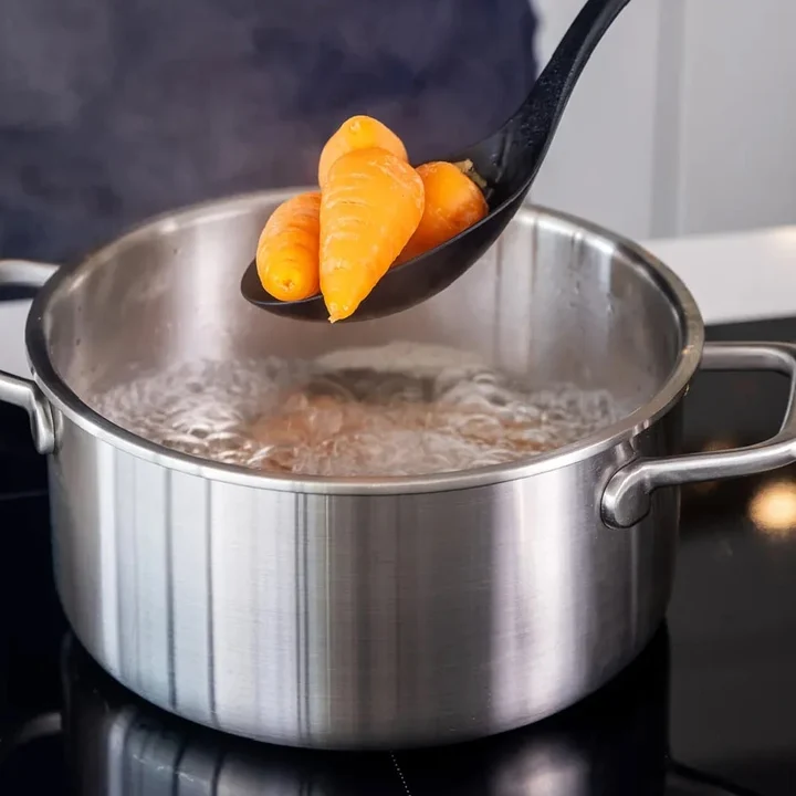 Łyżka kuchenna ażurowa Coreline szara