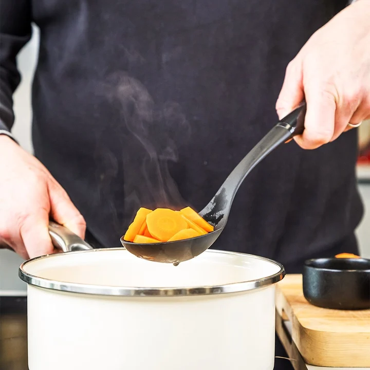 Łyżka kuchenna ażurowa Classic czarna