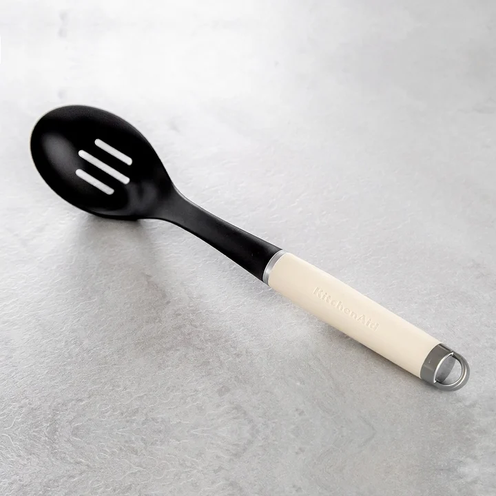 Łyżka kuchenna ażurowa Coreline kremowa