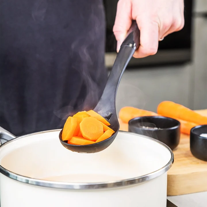 Łyżka kuchenna ażurowa Classic czarna