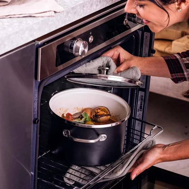 6L Garnek emaliowany z pokrywką czarny mat