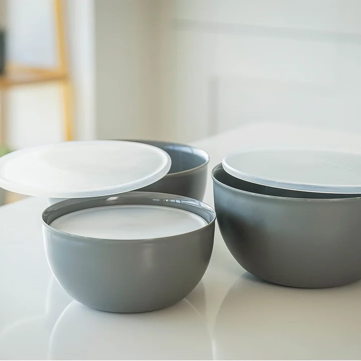 Zestaw 4 szarych misek z pokrywkami