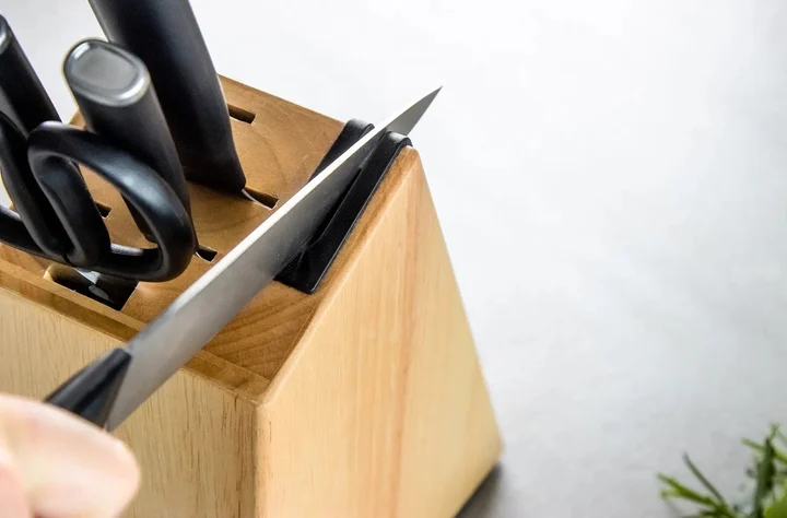 Zestaw 5 noży + nożyczki w bloku z ostrzałką