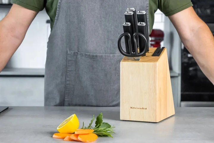 Zestaw 5 noży + nożyczki w bloku z ostrzałką