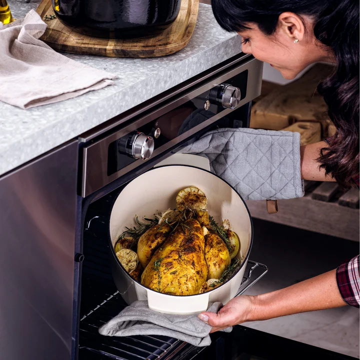 5,6L Brytfanka żeliwna kremowa