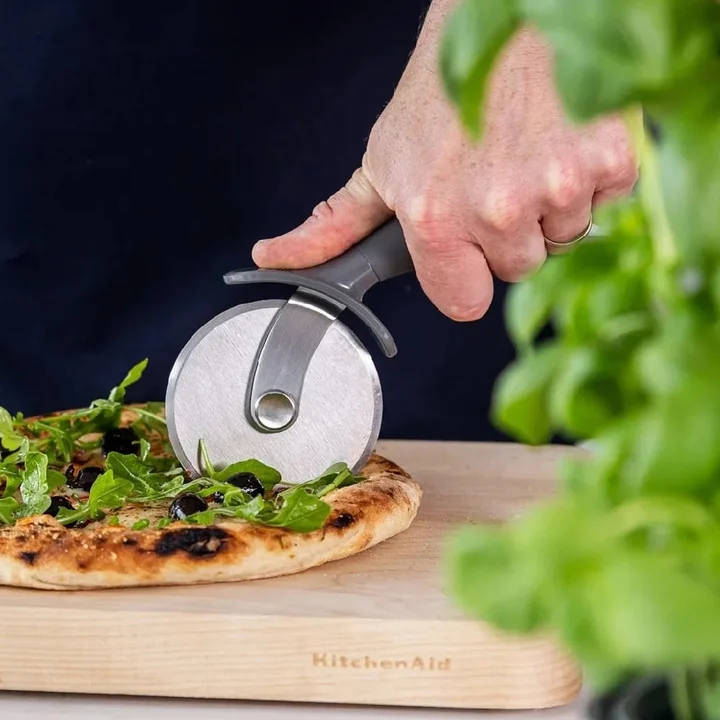 Nóż do pizzy Coreline szary