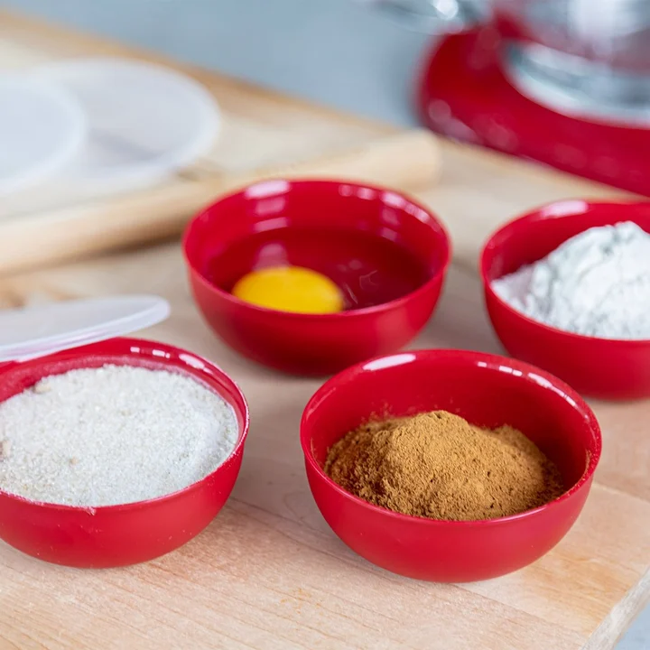 Zestaw 4 czerwonych miseczek z pokrywkami