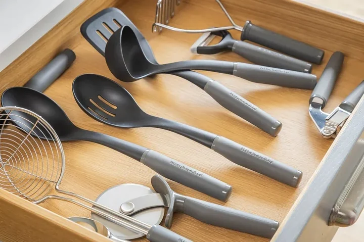 Łyżka kuchenna ażurowa Coreline szara