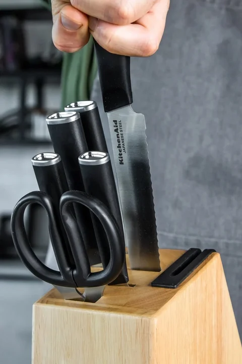 Zestaw 5 noży + nożyczki w bloku z ostrzałką