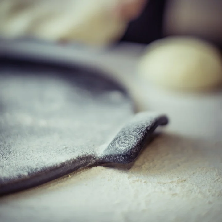 Kamień do pizzy z łopatką Emile Henry