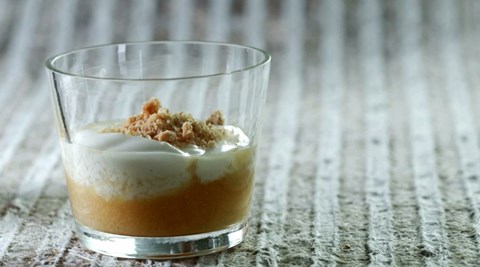Purée z gruszek z szafranem z jogurtem waniliowym i kruszonką z polenty