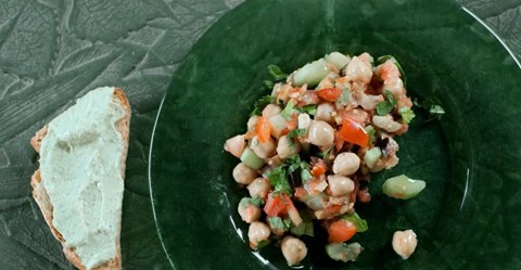 Caponata z bakłażana i ciecierzycy i kanapeczki z ziołowym serem ricotta